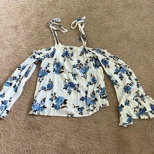 Shoulder tie blouse. Size: XS